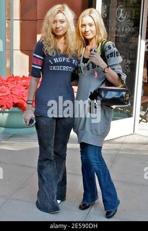 Disneys Teenager-Pop-Schwester-Act, Aly und AJ, auch bekannt als Alyson Renae 'Aly' und Amanda Joy 'AJ' Michalka, genießen einige Einkäufe in Beverly Hills, CA. 12/5/07. [[laj]] Stockfoto