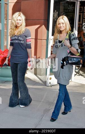 Disneys Teenager-Pop-Schwester-Act, Aly und AJ, auch bekannt als Alyson Renae 'Aly' und Amanda Joy 'AJ' Michalka, genießen einige Einkäufe in Beverly Hills, CA. 12/5/07. [[laj]] Stockfoto