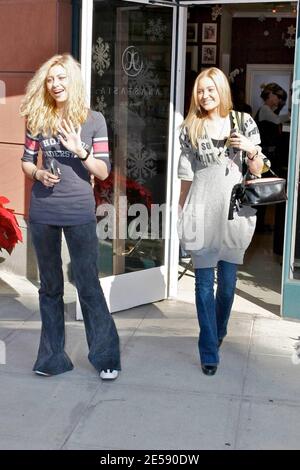 Disneys Teenager-Pop-Schwester-Act, Aly und AJ, auch bekannt als Alyson Renae 'Aly' und Amanda Joy 'AJ' Michalka, genießen einige Einkäufe in Beverly Hills, CA. 12/5/07. [[laj]] Stockfoto