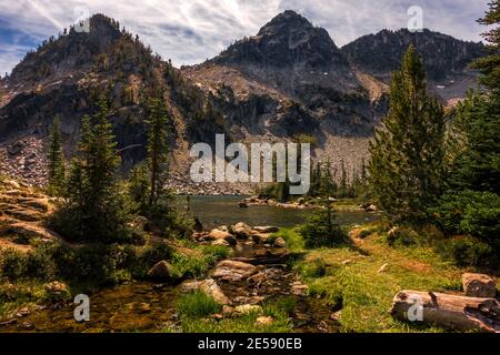 Berggipfel säumen die Westseite des Maxwell Lake in Oregon Eagle Cap Wilderness, Wallowa Mountains. Stockfoto