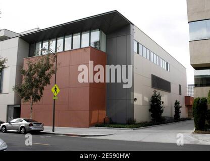 Dies ist das Stadtgefängnis von Glendale, in dem Kiefer Sutherland derzeit seine 48-tägige Gefängnisstrafe absitzt. Das Gefängnis ist eine hochmoderne Podular-Anlage, die 32,000 Quadratfuß mit 48 Zellen und 96 Betten ist. Es ist das drittgrößte städtische Gefängnis in Los Angeles County und jede 10x8 Zelle ist Doppelbelegung mit Toilette, Waschbecken und Wasserbrunnen. Eine Dusche ist im Tageszimmerbereich vorhanden. Los Angeles, Kalifornien. 12/6/07. [[wam]] Stockfoto
