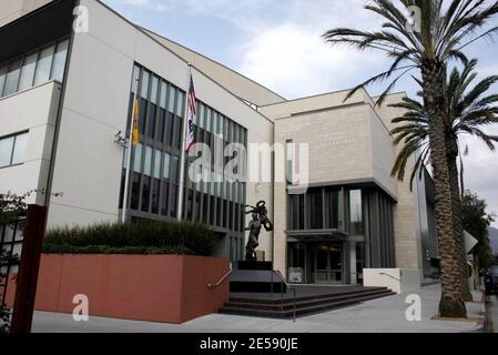 Dies ist das Stadtgefängnis von Glendale, in dem Kiefer Sutherland derzeit seine 48-tägige Gefängnisstrafe absitzt. Das Gefängnis ist eine hochmoderne Podular-Anlage, die 32,000 Quadratfuß mit 48 Zellen und 96 Betten ist. Es ist das drittgrößte städtische Gefängnis in Los Angeles County und jede 10x8 Zelle ist Doppelbelegung mit Toilette, Waschbecken und Wasserbrunnen. Eine Dusche ist im Tageszimmerbereich vorhanden. Los Angeles, Kalifornien. 12/6/07. [[wam]] Stockfoto