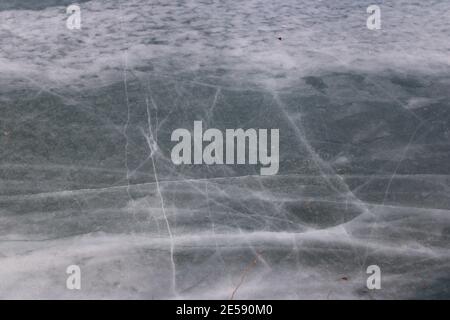 Dramatische marmorähnliche Muster in gefrorener Seenoberfläche Stockfoto