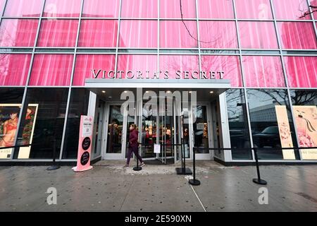 New York, USA. Januar 2021. Eine Frau geht aus einem Victoria's Secret Store in der 125th Street im Stadtteil Harlem in Manhattan, New York, NY, 26. Januar 2021. Afroamerikanische Gemeinschaften sind überproportional von COVID-19-Infektionen betroffen, die dreimal so hoch sind wie weiße Gemeinschaften und sich stark auf ihr Geschäft und ihre Gemeinden auswirken. (Foto von Anthony Behar/Sipa USA) Quelle: SIPA USA/Alamy Live News Stockfoto