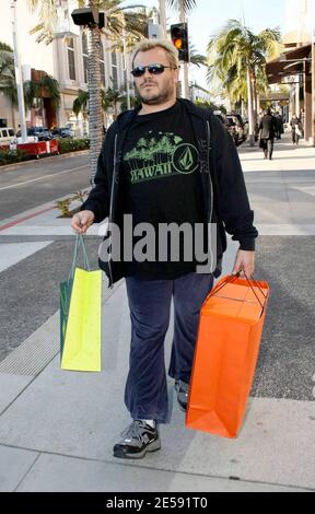 Jack Black war heute Nachmittag in fröhlicher Stimmung, als er am Rodeo Drive in Beverly Hills Weihnachtsgeschenke einkaufte und mit Fans Fotos machte. Schwarz ist in dem neuen Film 'Walk Hard: The Dewey Cox Story' zu sehen, der am 21. Dezember 2007 Premiere hatte. Beverly Hills, Kalifornien. 12/11/07. [[wam]] Stockfoto