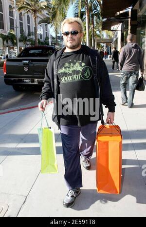 Jack Black war heute Nachmittag in fröhlicher Stimmung, als er am Rodeo Drive in Beverly Hills Weihnachtsgeschenke einkaufte und mit Fans Fotos machte. Schwarz ist in dem neuen Film 'Walk Hard: The Dewey Cox Story' zu sehen, der am 21. Dezember 2007 Premiere hatte. Beverly Hills, Kalifornien. 12/11/07. [[wam]] Stockfoto