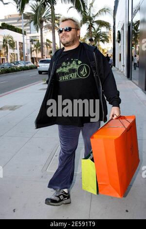 Jack Black war heute Nachmittag in fröhlicher Stimmung, als er am Rodeo Drive in Beverly Hills Weihnachtsgeschenke einkaufte und mit Fans Fotos machte. Schwarz ist in dem neuen Film 'Walk Hard: The Dewey Cox Story' zu sehen, der am 21. Dezember 2007 Premiere hatte. Beverly Hills, Kalifornien. 12/11/07. [[wam]] Stockfoto