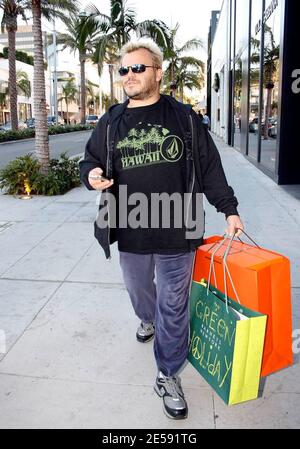 Jack Black war heute Nachmittag in fröhlicher Stimmung, als er am Rodeo Drive in Beverly Hills Weihnachtsgeschenke einkaufte und mit Fans Fotos machte. Schwarz ist in dem neuen Film 'Walk Hard: The Dewey Cox Story' zu sehen, der am 21. Dezember 2007 Premiere hatte. Beverly Hills, Kalifornien. 12/11/07. [[wam]] Stockfoto