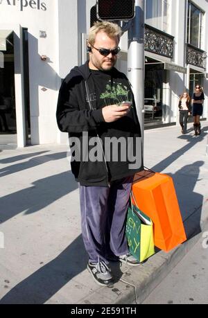 Jack Black war heute Nachmittag in fröhlicher Stimmung, als er am Rodeo Drive in Beverly Hills Weihnachtsgeschenke einkaufte und mit Fans Fotos machte. Schwarz ist in dem neuen Film 'Walk Hard: The Dewey Cox Story' zu sehen, der am 21. Dezember 2007 Premiere hatte. Beverly Hills, Kalifornien. 12/11/07. [[wam]] Stockfoto