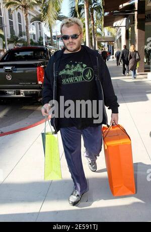 Jack Black war heute Nachmittag in fröhlicher Stimmung, als er am Rodeo Drive in Beverly Hills Weihnachtsgeschenke einkaufte und mit Fans Fotos machte. Schwarz ist in dem neuen Film 'Walk Hard: The Dewey Cox Story' zu sehen, der am 21. Dezember 2007 Premiere hatte. Beverly Hills, Kalifornien. 12/11/07. [[wam]] Stockfoto