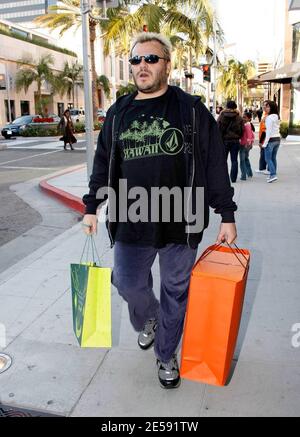 Jack Black war heute Nachmittag in fröhlicher Stimmung, als er am Rodeo Drive in Beverly Hills Weihnachtsgeschenke einkaufte und mit Fans Fotos machte. Schwarz ist in dem neuen Film 'Walk Hard: The Dewey Cox Story' zu sehen, der am 21. Dezember 2007 Premiere hatte. Beverly Hills, Kalifornien. 12/11/07. [[wam]] Stockfoto