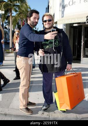 Jack Black war heute Nachmittag in fröhlicher Stimmung, als er am Rodeo Drive in Beverly Hills Weihnachtsgeschenke einkaufte und mit Fans Fotos machte. Schwarz ist in dem neuen Film 'Walk Hard: The Dewey Cox Story' zu sehen, der am 21. Dezember 2007 Premiere hatte. Beverly Hills, Kalifornien. 12/11/07. [[wam]] Stockfoto