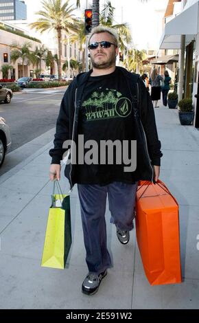 Jack Black war heute Nachmittag in fröhlicher Stimmung, als er am Rodeo Drive in Beverly Hills Weihnachtsgeschenke einkaufte und mit Fans Fotos machte. Schwarz ist in dem neuen Film 'Walk Hard: The Dewey Cox Story' zu sehen, der am 21. Dezember 2007 Premiere hatte. Beverly Hills, Kalifornien. 12/11/07. [[wam]] Stockfoto