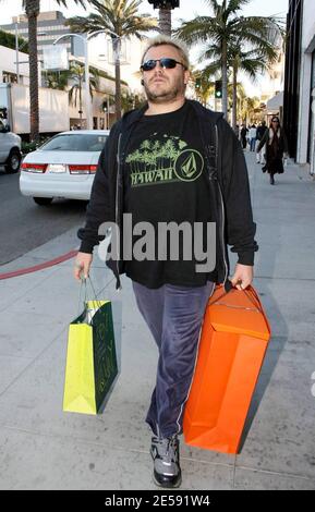 Jack Black war heute Nachmittag in fröhlicher Stimmung, als er am Rodeo Drive in Beverly Hills Weihnachtsgeschenke einkaufte und mit Fans Fotos machte. Schwarz ist in dem neuen Film 'Walk Hard: The Dewey Cox Story' zu sehen, der am 21. Dezember 2007 Premiere hatte. Beverly Hills, Kalifornien. 12/11/07. [[wam]] Stockfoto