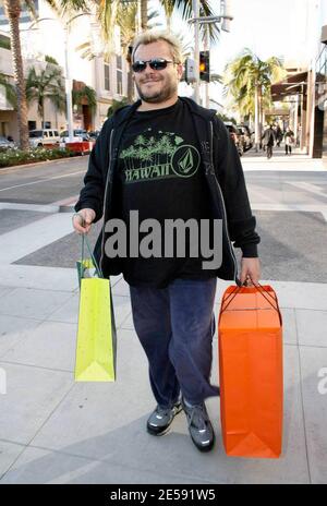 Jack Black war heute Nachmittag in fröhlicher Stimmung, als er am Rodeo Drive in Beverly Hills Weihnachtsgeschenke einkaufte und mit Fans Fotos machte. Schwarz ist in dem neuen Film 'Walk Hard: The Dewey Cox Story' zu sehen, der am 21. Dezember 2007 Premiere hatte. Beverly Hills, Kalifornien. 12/11/07. [[wam]] Stockfoto