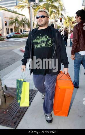 Jack Black war heute Nachmittag in fröhlicher Stimmung, als er am Rodeo Drive in Beverly Hills Weihnachtsgeschenke einkaufte und mit Fans Fotos machte. Schwarz ist in dem neuen Film 'Walk Hard: The Dewey Cox Story' zu sehen, der am 21. Dezember 2007 Premiere hatte. Beverly Hills, Kalifornien. 12/11/07. [[wam]] Stockfoto