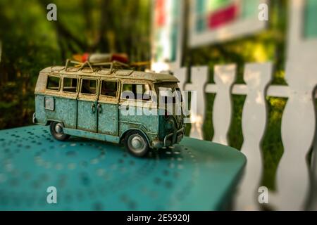 Ein Modell VW Bus wird ein gut gebrauchter Spielzeug Stockfoto