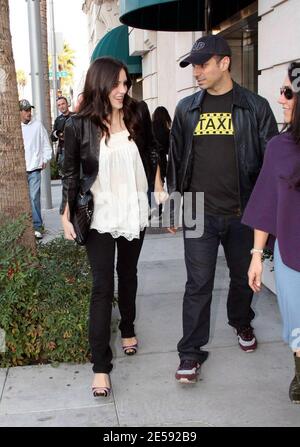 Katharine McPhee, zusammen mit ihrem Freund Nick Cokas und einem Freund, ging heute in Beverly Hills Schmuck einkaufen. Katharine und ihre Freundin kauften zuerst bei Tiffany's on Rodeo Dr. ein und gingen dann zum Alan Friedman Juweliergeschäft, wo Cokas sie traf. Sie probierte verschiedene Gegenstände aus, darunter Diamantohrringe und eine wunderschöne Diamantherz-Halskette. Beverly Hills, Kalifornien. 12/14/07. [[wam]] Stockfoto