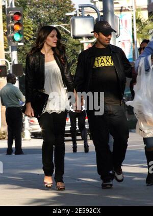 Katharine McPhee, zusammen mit ihrem Freund Nick Cokas und einem Freund, ging heute in Beverly Hills Schmuck einkaufen. Katharine und ihre Freundin kauften zuerst bei Tiffany's on Rodeo Dr. ein und gingen dann zum Alan Friedman Juweliergeschäft, wo Cokas sie traf. Sie probierte verschiedene Gegenstände aus, darunter Diamantohrringe und eine wunderschöne Diamantherz-Halskette. Beverly Hills, Kalifornien. 12/14/07. [[wam]] Stockfoto