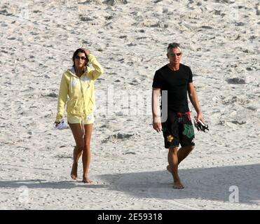 Die britische Fußballikone Gary Lineker und das aktuelle Freundinnen-Model Danielle Bux genießen einen romantischen Nachmittag in Miami Beach. Das Paar, das dachte, sie hätten einen Moment der Privatsphäre, wurde sehr intim, aber bald trennte sich Wege, um getrennt in ihr Hotel zurück, sobald sie in der Nähe Fotografen bemerkt. Miami, Florida. 12/21/07. [[Tag mab]] Stockfoto