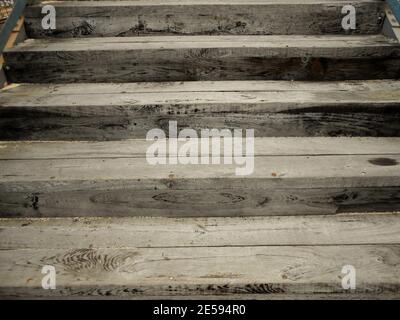Ein Foto von einer alten braunen Holztreppe Stockfoto