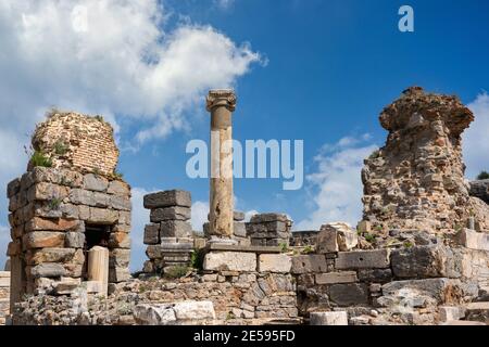 Ruinen der antiken Stadt Hierapolis in pamukkale, etwa 2200 Jahre alt, weil es in BC gebaut wurde. In der Ära von König Eunces II, Dies ist ein Impor Stockfoto