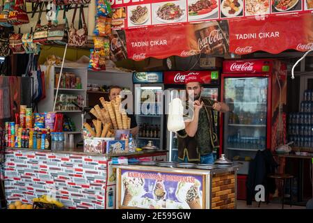 Istanbul / Türkei - 2. Mai 2019 : der junge Mann in Cospay, türkisch, zeigt Eis in einem Lebensmittelgeschäft in einer Touristenattraktion. Stockfoto