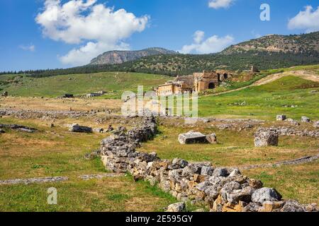Die Ruinen der antiken Stadt Hierapolis in pamukkale, im Sommer gibt es grünes Gras und rote Blumen in der ganzen Gegend. Das ist wichtig Stockfoto