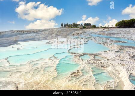 Pamukkale bedeutet auf Türkisch Cotton Castle. Der weiße Wasserfall fließt die Spitze der Klippe hinunter. Im Sommer und am blauen Himmel Dies ist eine beliebte Tour Stockfoto