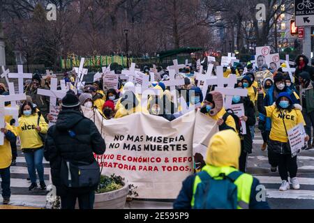 New York, NY - 26. Januar 2021: Immigranten veranstalteten Kundgebung und marsch für Immigranten-Rechte und gedenken des Todes von COVID-19 Pandemie auf dem Union Square Stockfoto