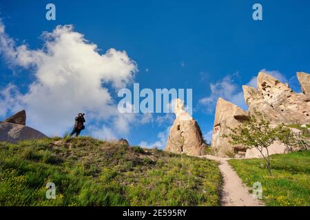 Kappadokien Landschaft, türkei die Spitze des Hügels ist ein seltsamer scharfer Sandsteinberg und der Fotograf macht ein Bild. Im Sommer gibt es eine Stockfoto