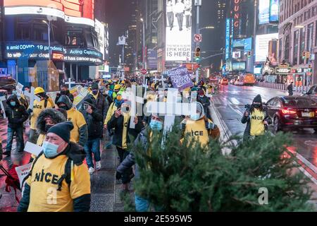 Immigranten veranstalteten am 26. Januar 2021 auf dem Times Square in New York eine Kundgebung und einen marsch für die Rechte von Immigranten und gedenken des Todes der COVID-19-Pandemie. Demonstranten fordern gleiches Recht für undokumentierte Immigrantenarbeiten und gedenken des Todes undokumentierter Immigranten aus dem COVID-19-Desease und forderten finanzielle Erleichterung auf die gleiche Weise wie Bürger von der Regierung erhalten. (Foto von Lev Radin/Sipa USA) Stockfoto