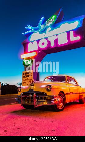 Vintage 1957 Pontiac Sedan geparkt im Historic Blue Swallow Motel, Tucumcari, New Mexico, USA Stockfoto