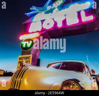 Vintage 1957 Pontiac Sedan geparkt im Historic Blue Swallow Motel, Tucumcari, New Mexico, USA Stockfoto