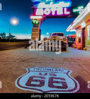 Vintage 1957 Pontiac Sedan geparkt im Historic Blue Swallow Motel, Tucumcari, New Mexico, USA Stockfoto