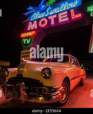 Vintage 1957 Pontiac Sedan geparkt im Historic Blue Swallow Motel, Tucumcari, New Mexico, USA Stockfoto