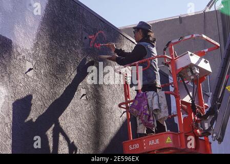 Hollywood, Kalifornien, USA. Januar 2021. Fans erinnern sich an Edward Van Halen bei der Enthüllung eines Gedenkmurals des Künstlers Robert Vagas im Guitar Center in W. Hollywood, CA an Van Hales 66. Geburtstag, 26. januar 2021. Kredit: Kevin Estrada/MediaPunch Gutschrift: MediaPunch Inc/Alamy Live Nachrichten Stockfoto