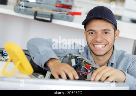 Ein lächelnder junger Arbeiter Stockfoto