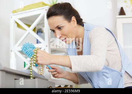 Das Zimmermädchen stiehlt zu Hause vom Tisch Stockfoto