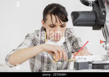 Nahaufnahme des fleißige professionelle ernsthafte Schreiner konzentriert Stockfoto