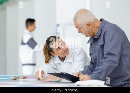 Malerin in der Ausbildung mit Klebeband Stockfoto