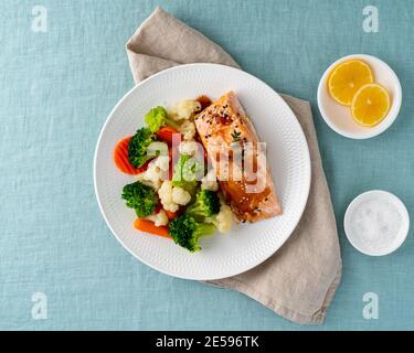 Dampf Lachs und Gemüse, Keto-Diät. Mediterrane Küche mit gedünstetem Fisch. Stockfoto