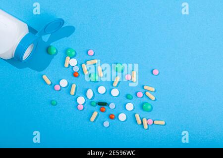 Draufsicht auf verschiedene verstreut von Pille Flasche bunte Tabletten Und Kapseln Stockfoto