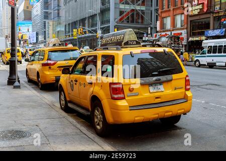 AUGUST 28 2020 NEW YORK NY USA: Taxis im Verkehr auf der Stadtstraße Manhattan, NEW YORK NY USA Stockfoto