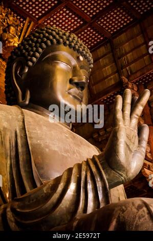 Riesige Buddha Bronzestatue in Tōdai-ji Stockfoto