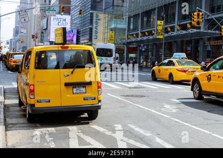 AUGUST 28 2020 NEW YORK NY USA: Eine Gruppe gelber Taxis raubt Touristen Manhattan in New York City, NY Stockfoto