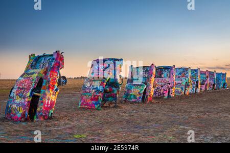 Cadillac Ranch ist eine öffentliche Kunstinstallation und Skulptur in Amarillo, Texas, USA. Stockfoto