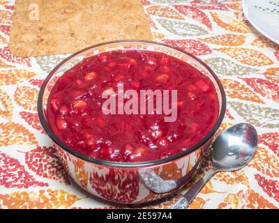 Cranberry-Sauce oder Cranberry-Marmelade ist eine Sauce oder genießen aus Cranberries, die üblicherweise als Würze oder Beilage zum Thanksgiving-Dinner serviert wird Stockfoto