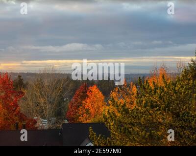 Blick auf die Skyline von Seattle bei Sonnenuntergang an einem bewölkten Tag. Stockfoto