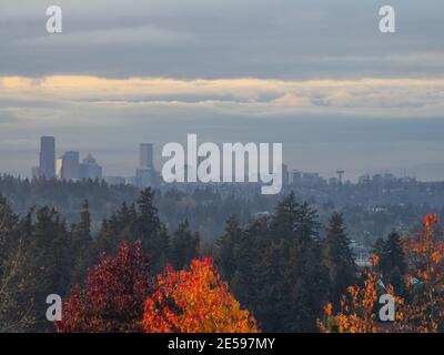 Blick auf die Skyline von Seattle bei Sonnenuntergang an einem bewölkten Tag. Stockfoto